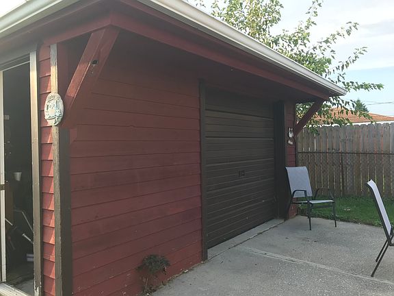 1 1/2 car garage