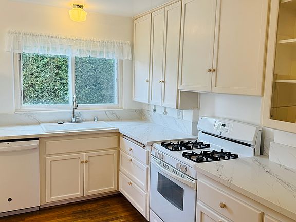 3rd image of 6633 W 87th Pl