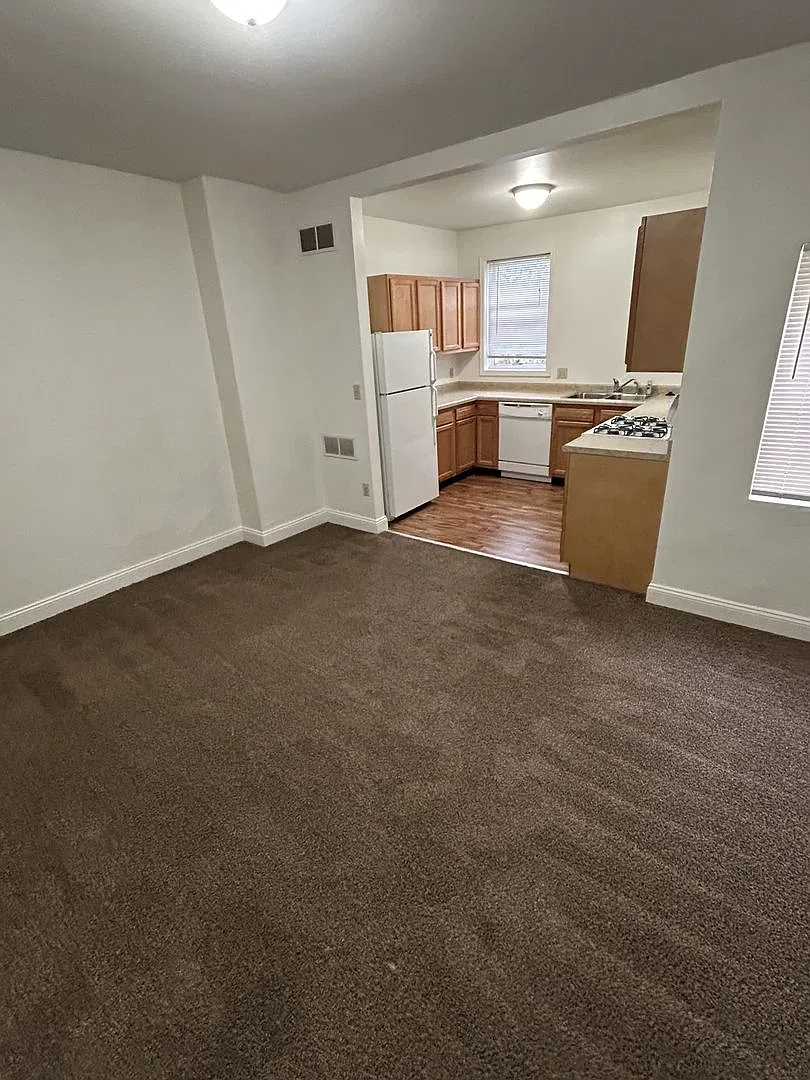Spacious 2 Bedroom Apartment in Mt. Washington Walk to the T! — Photo 3