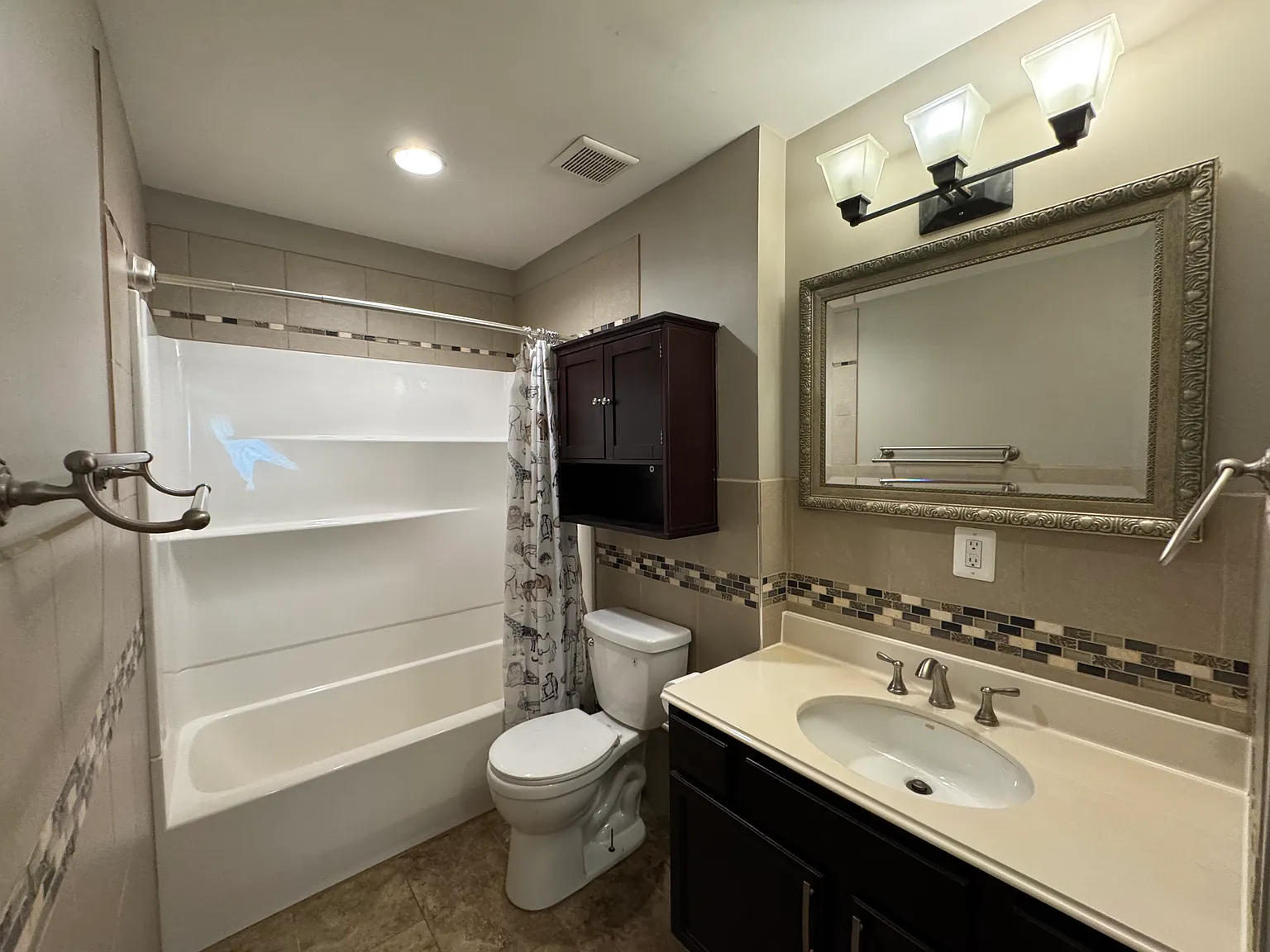 3 bed, 910 sqft, $1,575 — Photo 4