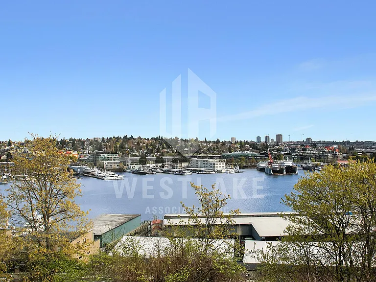 2546 Dexter Ave N #302 — Photo 6