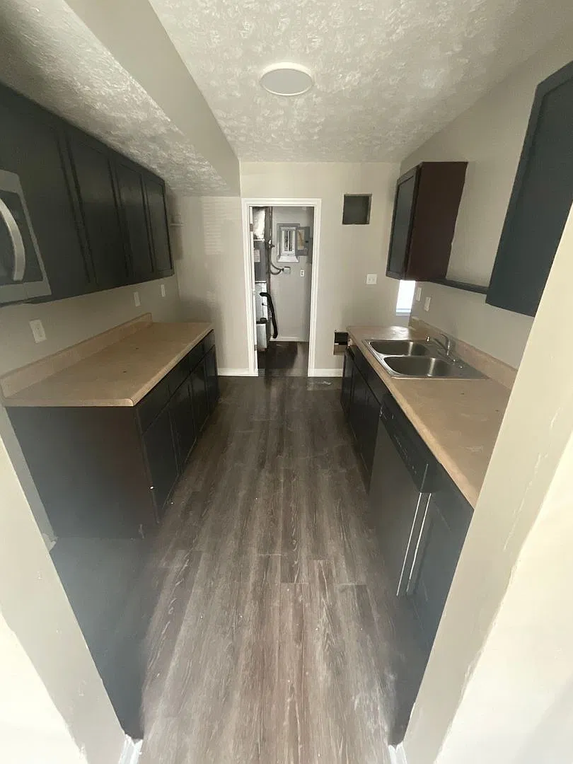 3 Bedroom, 1.5 Bathroom Single House — Photo 3