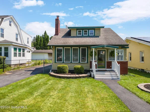 17 Sunset Court, Cohoes, NY 12047