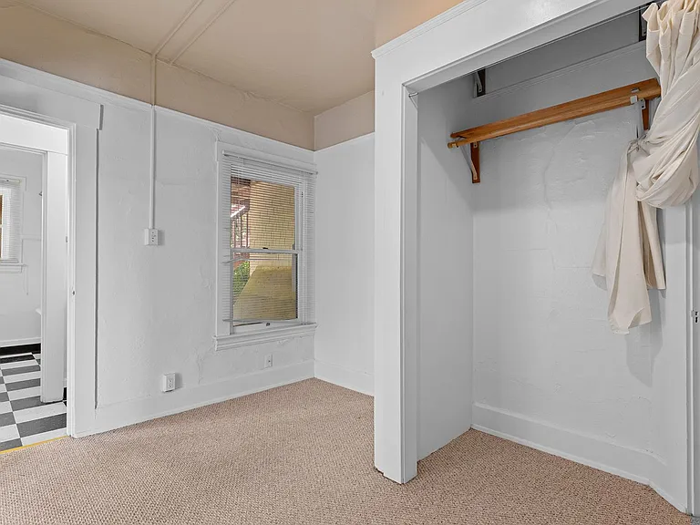 1 Bedroom with den close to SW! Walking distance to Providence Park! — Photo 28