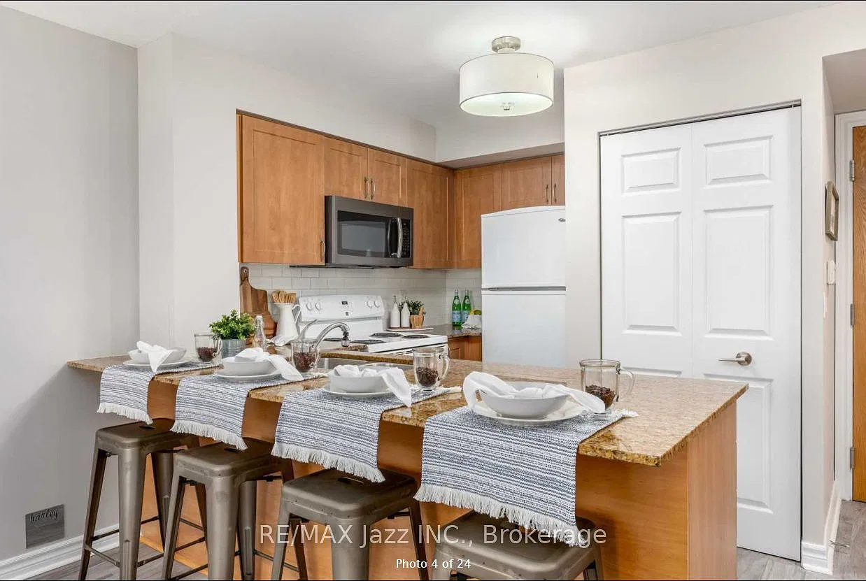 340 Watson St W — Photo 3