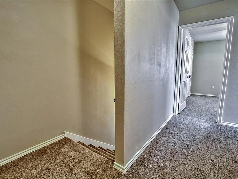 702 E College St — Photo 23