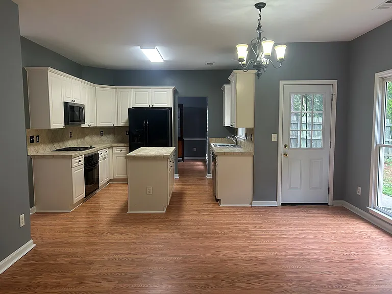 Open kitchen and breakfast area