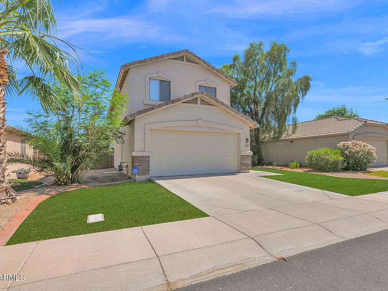 3415 E Menadota Dr — Photo 2