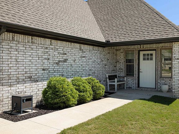 4th image of 924 Sandra Ln