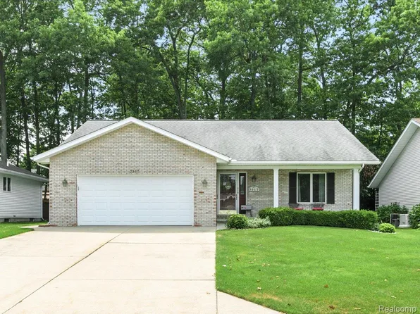 3917 Oak Hills Cir, Port Huron, MI 48060