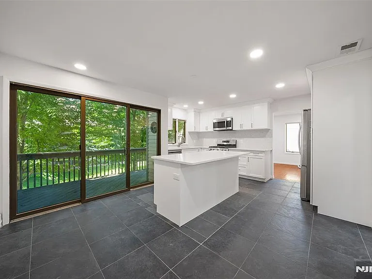 408 Dogwood Ct — Photo 16