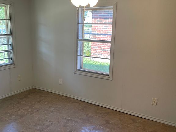 3rd image of 2126 W Buena Vista Ave