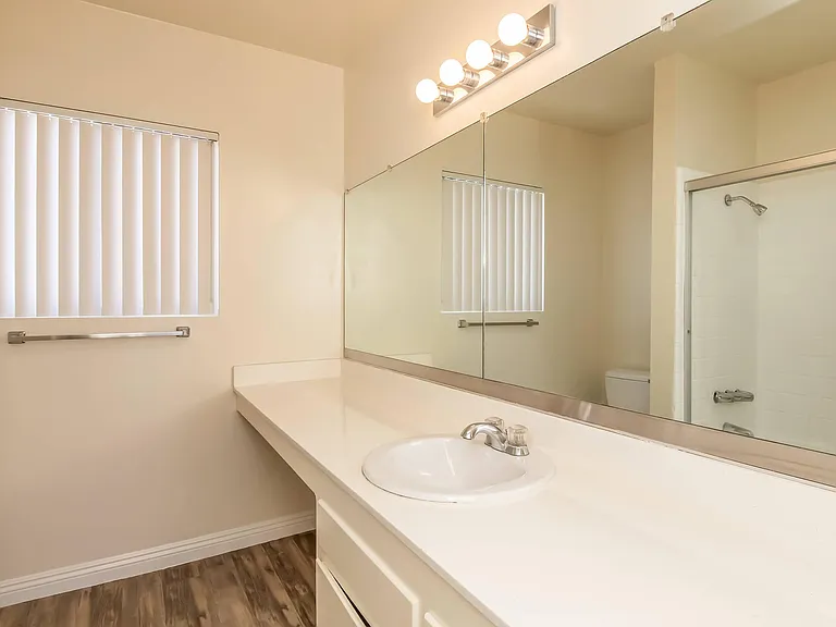Ocean West Apartments — Photo 27