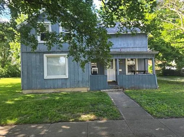 61 E 1st St, El Paso, IL 61738