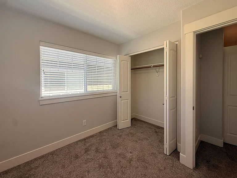 5711-5713 Honey Bee St S — Photo 15