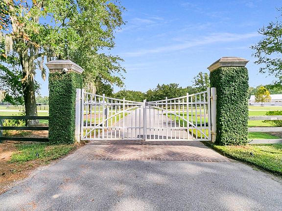 3rd image of 17 Leaning Oak Ln
