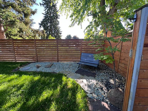 Side yard sitting area