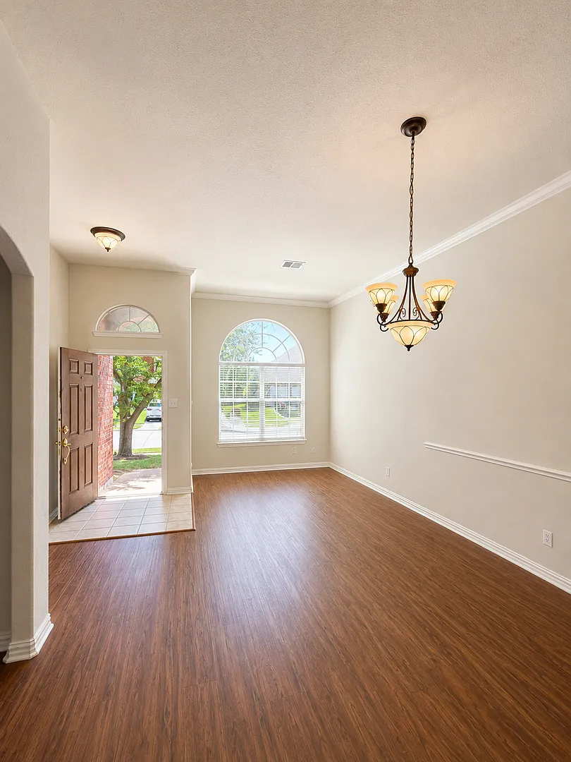 Spacious Living Meets Everyday Comfort in Sought-After Sunset Pointe! — Photo 2