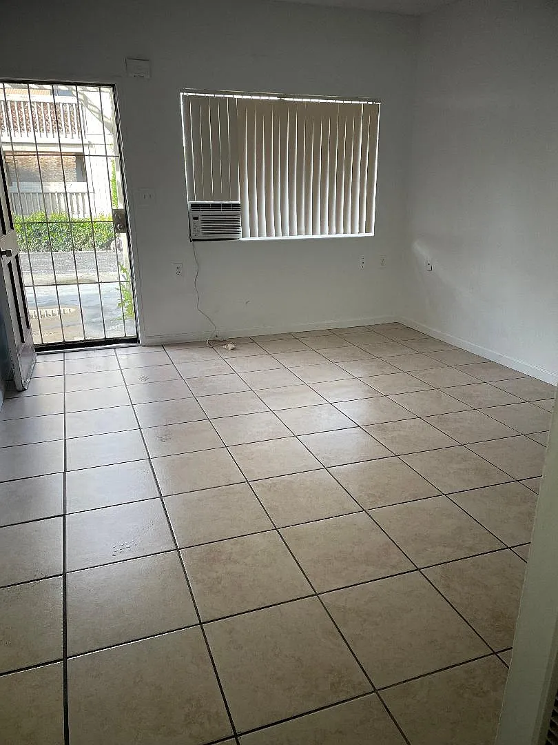 Building Photo - 221 W Tulare Ave #G