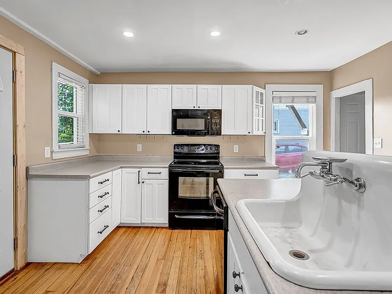 406 W 12th St — Photo 11