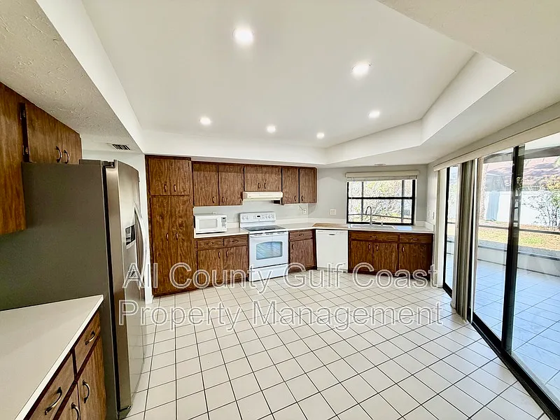 3 bed, 2.0 bath, 1710 sqft, $2,295 — Photo 3