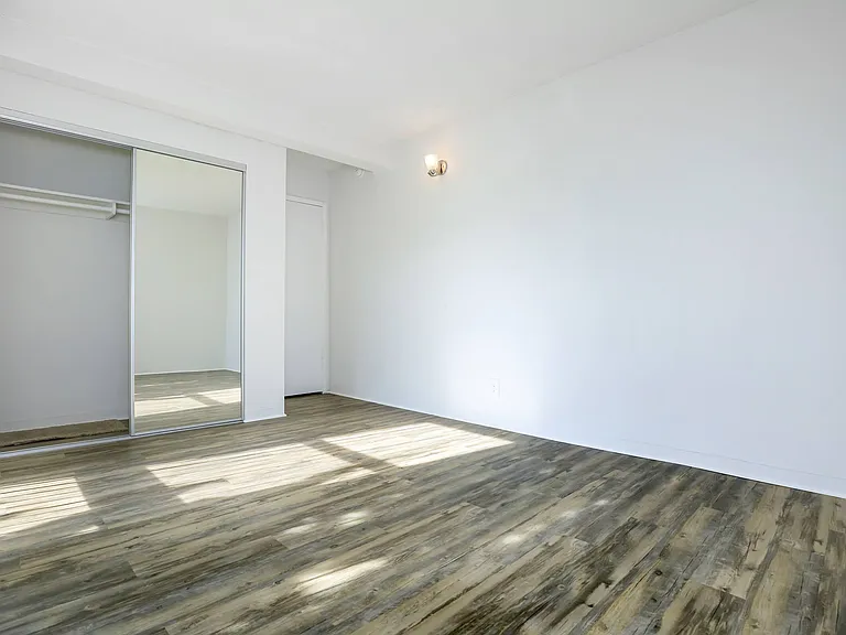 Sea Breeze Beach Apartments — Photo 34