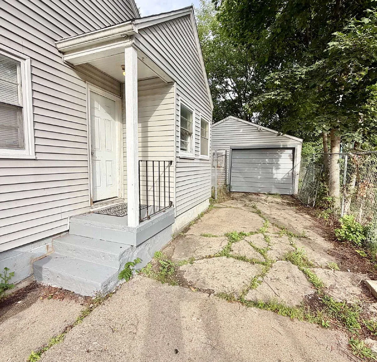 2 bed, 1.0 bath, 749 sqft, $1,200 — Photo 3