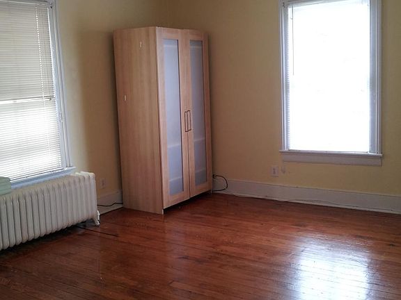 Bedroom w/Wardrobe Closet