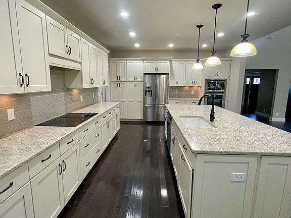 3rd image of 104 Peacock St