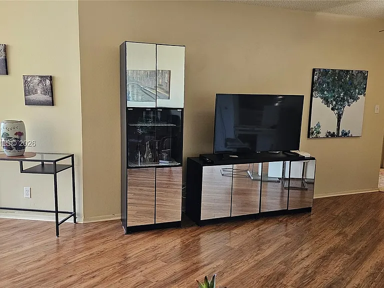 800 Parkview Dr #912 — Photo 8