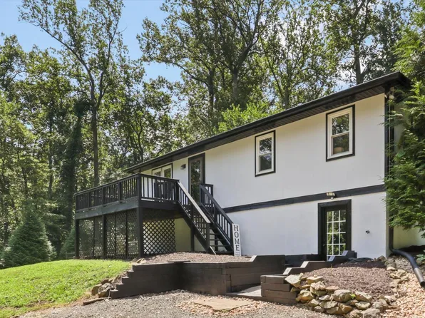 7047 Woodley Heights Dr, Warrenton, VA 20186