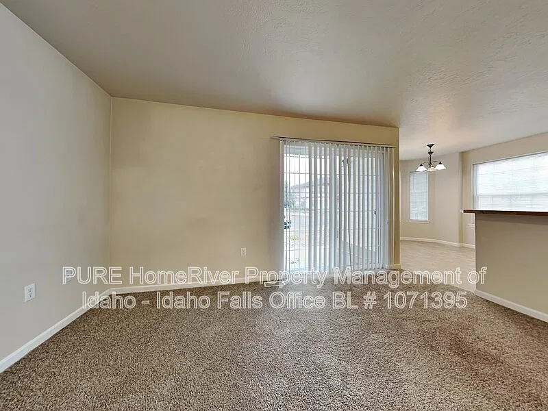 3 bed, 2.0 bath, 1100 sqft, $1,250 — Photo 3
