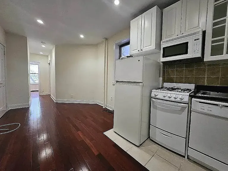 228 E 26th St #5Z — Photo 1