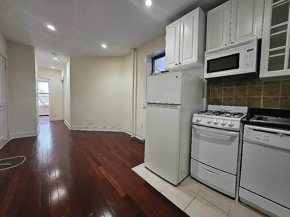 228 E 26th St #5Y
