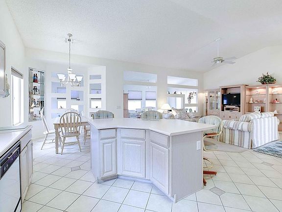 4th image of 1612 E Gleneagle Dr