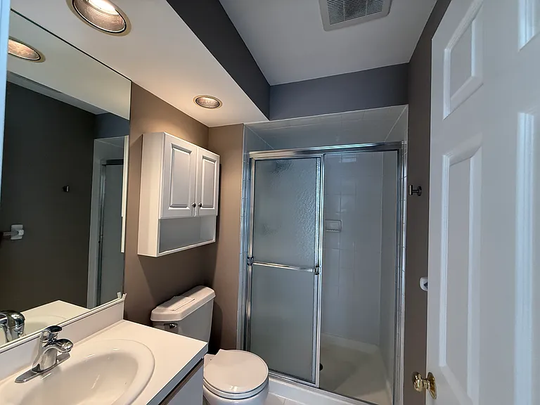 Main Ensuite Bath with SS.