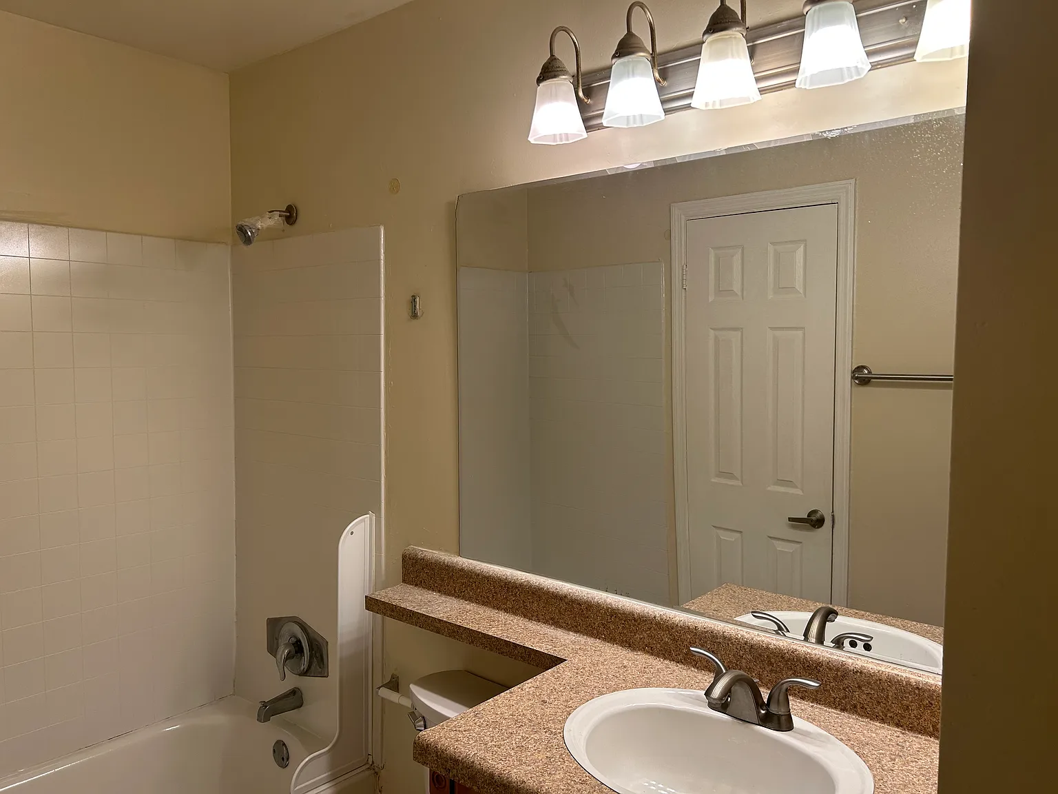 2 bed, 881 sqft, $1,450 — Photo 4