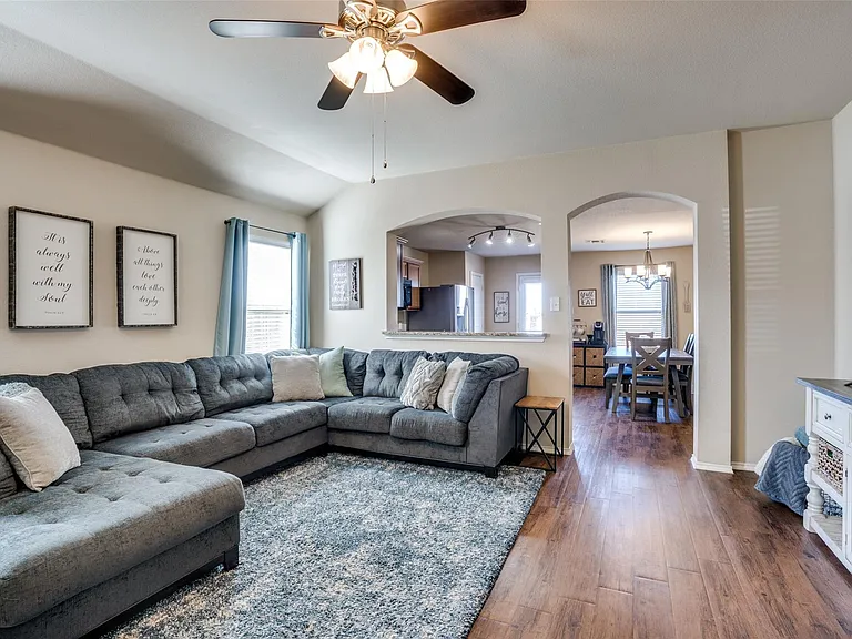 1606 Meadow Creek Dr — Photo 4