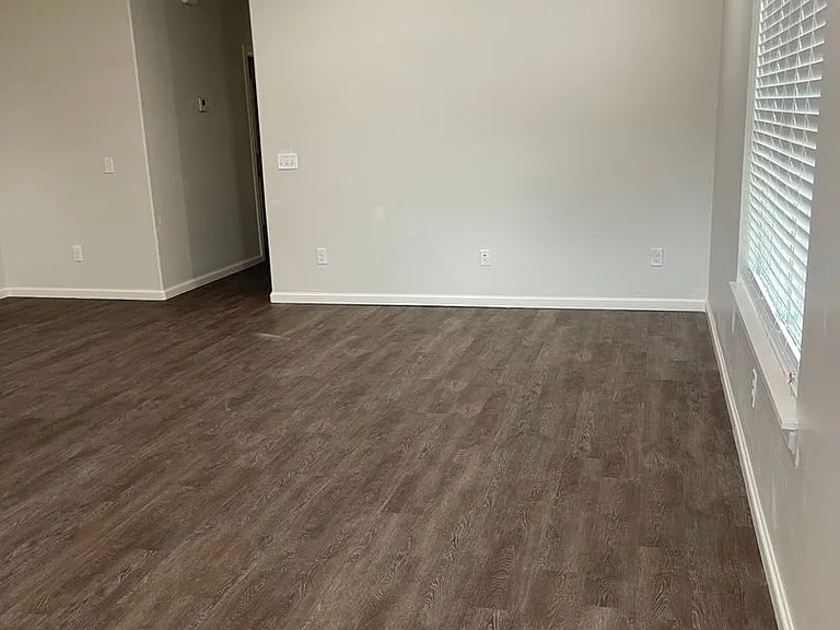 1313 Brooks Dr — Photo 2