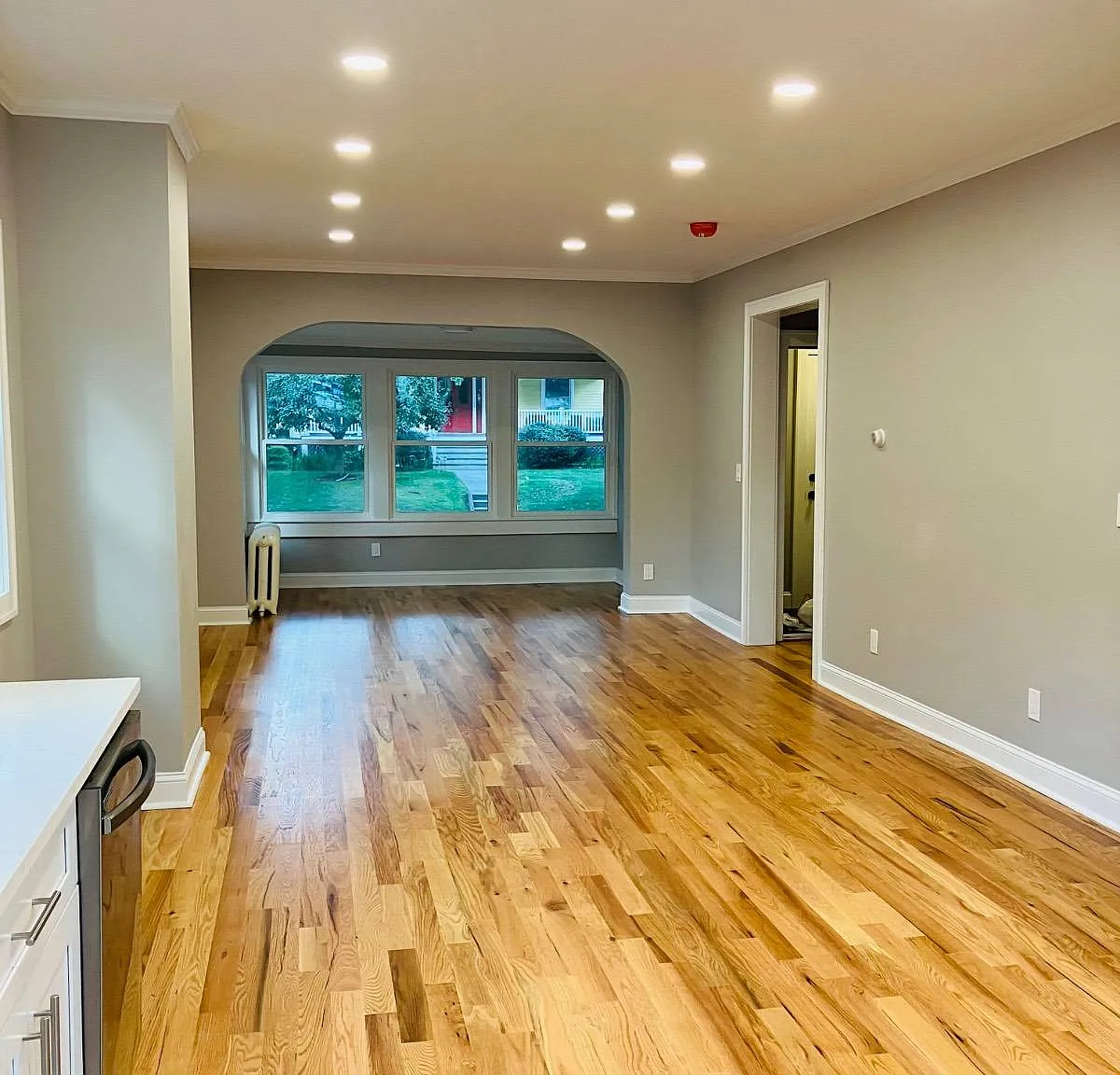 3 bed, 1.0 bath, 1200 sqft, $3,900 — Photo 3