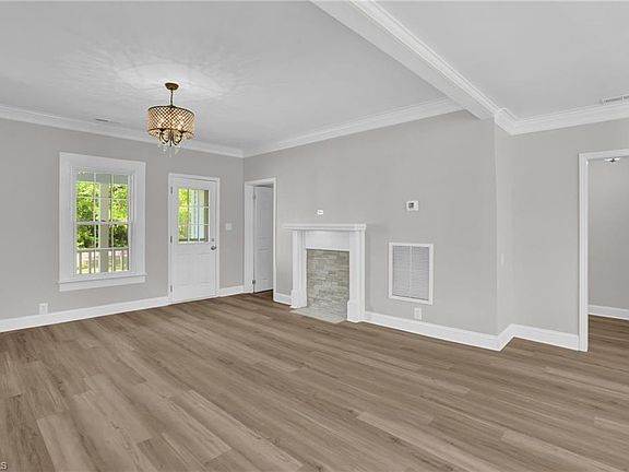 5th image of 701 Oakwood St