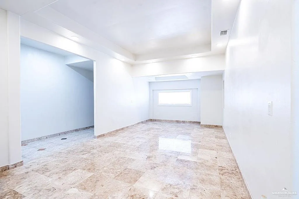 3 bed, 2.0 bath, 2695 sqft, $2,695 — Photo 4