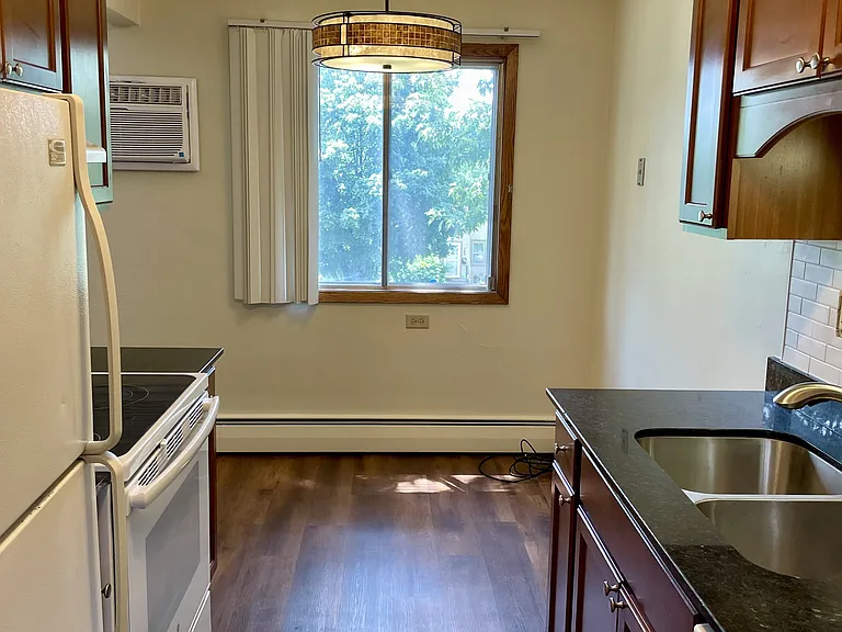 Como Lakes Apartments — Photo 9