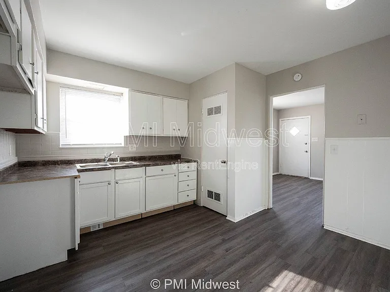 5843 Woodside Dr — Photo 8