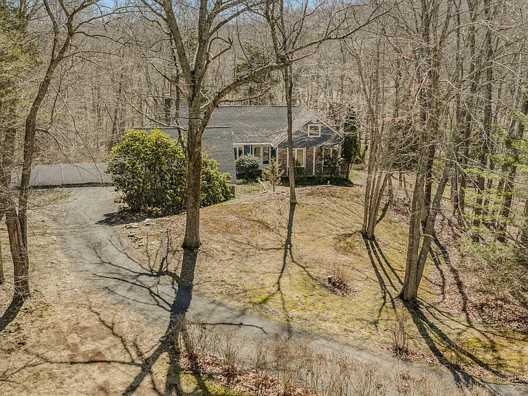 20 King James Dr — Photo 4