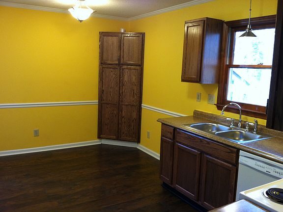 eating area in kitchen