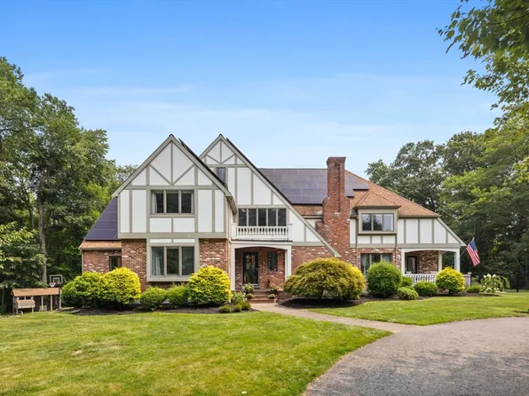 131 Bay Colony Dr, Westwood, MA 02090