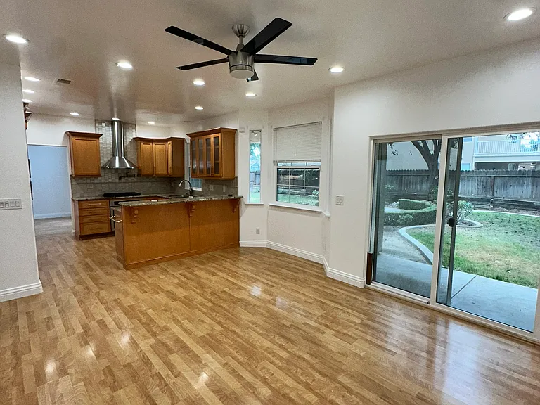 5753 W Bedford Ave — Photo 9