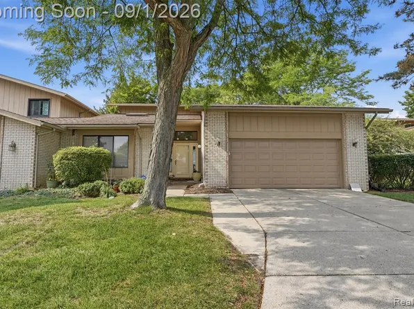 1736 Saint Johns Ct, Bloomfield, MI 48302
