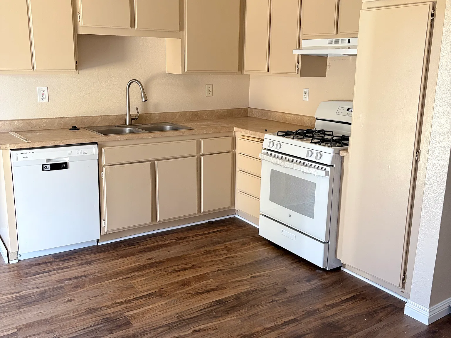 4 bed, 1190 sqft, $2,795 — Photo 2